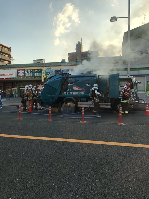 火事 大阪市城東区関目1丁目でゴミ収集車から火災 国道1号線辺りで黒煙 現地の画像や動画まとめ まとめダネ 火事 大阪市城東区関目1丁目でゴミ収集車から火災 国道1号線辺りで黒煙 現地の画像や動画まとめ まとめダネ