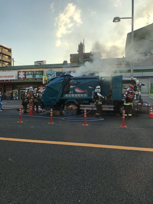 火事 大阪市城東区関目1丁目でゴミ収集車から火災 国道1号線辺りで黒煙 現地の画像や動画まとめ まとめダネ