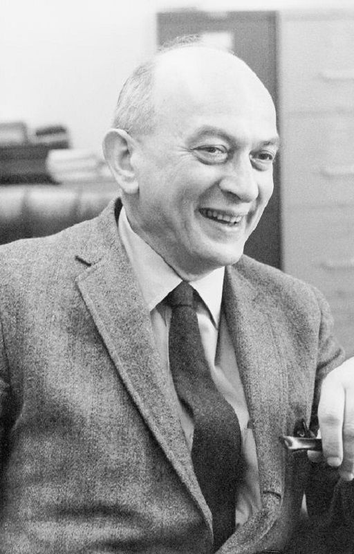 Eksperimen CONFIRMITY ini dilakukan oleh seorang Pengkaji Psikologi Sosial bernama Solomon Asch yang berasai dari Poland Amerika.Dalam Bahasa Melayu dan Indonesia kajian ini menggunakan istilah "Kesesuaian" atau "Kepatuhan"