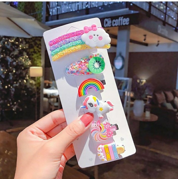 of_roxy's tweet photo. Let's come together and order as a group on preorder, you can put a smile on your little sister, niece or daughters face by getting then this to make them look all glammed up😍😍💃💃💃

Christmas has to be lit for them as well🥳🥳🥳🥳 https://t.co/GYoHikMYVY