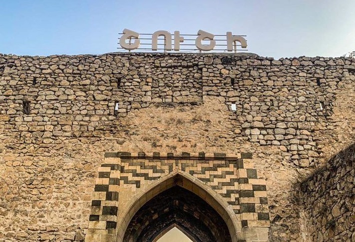 1/15What is the current status of  #Shushi? Well ambiguous, according to the "agreement" it's part of  #Azerbaijan, but in reality, now Russian "peacekeeping" forces entered the outskirts of the city, & surrounded by  #Armenian forces, Azerbaijani forces are trapped: