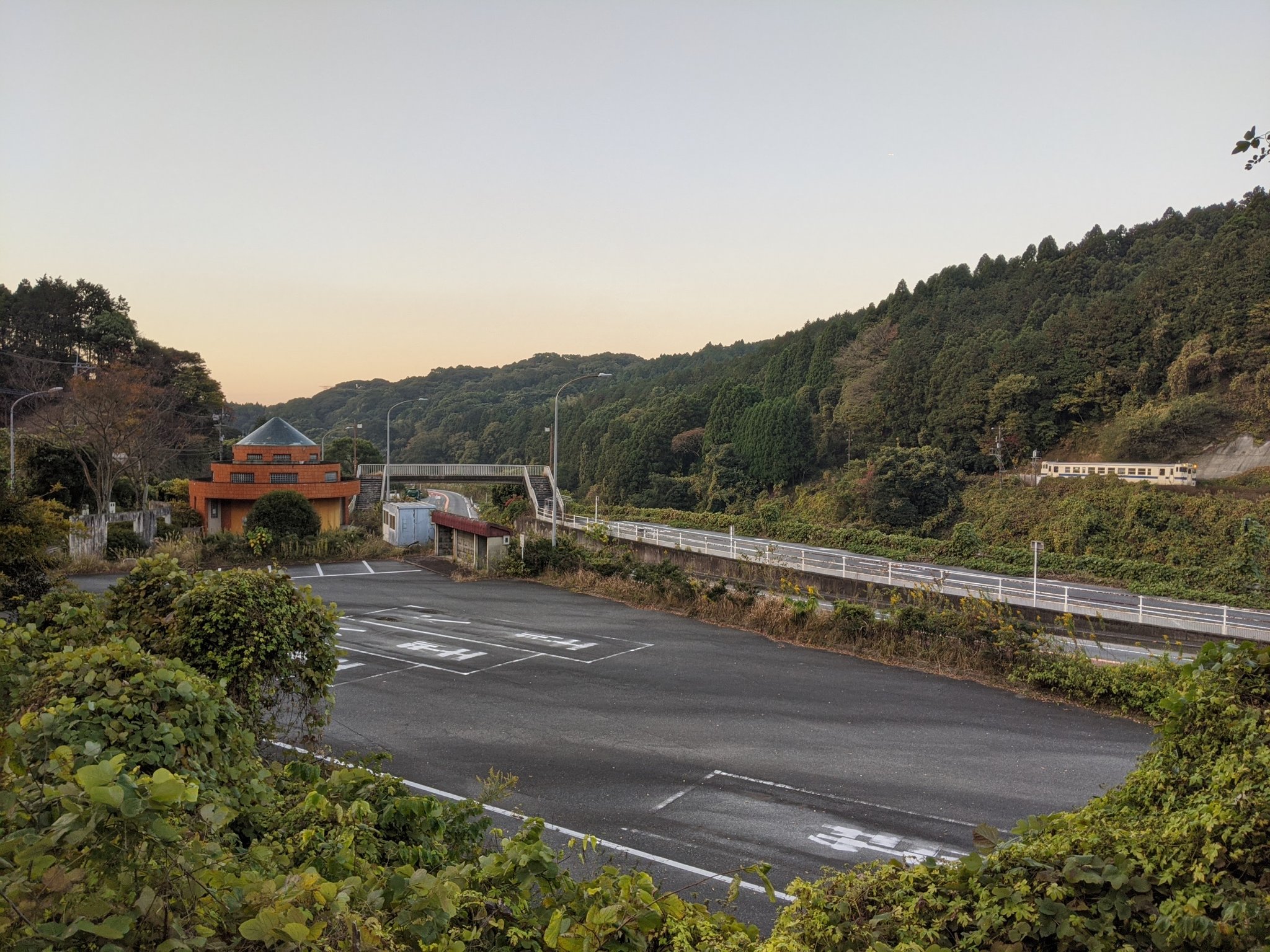 らい けん 国道0号 冷水道路の名も無き廃パーキングエリアと 冷水峠越えにかかる 筑豊本線 原田線 の上り列車 お早うございます T Co Mx05uqaeil Twitter