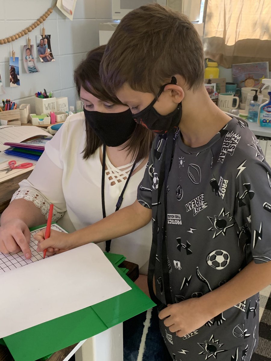 BridgeportElem1's tweet photo. Its important to empower students to take ownership of their learning through data notebooks and conversations weekly. #BESt #datanotebooks #studentownership #conversationsmatter @emilykwaldrop @JCBOEal https://t.co/kPlkPRaWEq