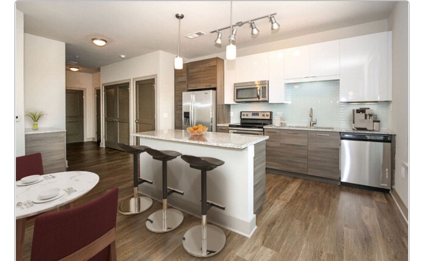 Happy #FeatureFriday! We want to share with you this amazing kitchen in our One F floor plan. This floor plan offers two tone cabinetry, a mix of white lacquer cabinets and wood toned cabinets as well.
 
#One305 #One305Central #PlazaMidwood <a href="/TriBridgeRes/">TriBridgeResidential</a>