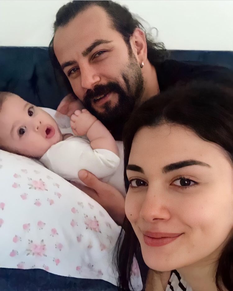 gokberkdemirciA's tweet photo. ve çok beklediğimiz o 3lü selfide geldi ♾🧿❤️🧿🧿🧿 https://t.co/zjKArL6kga