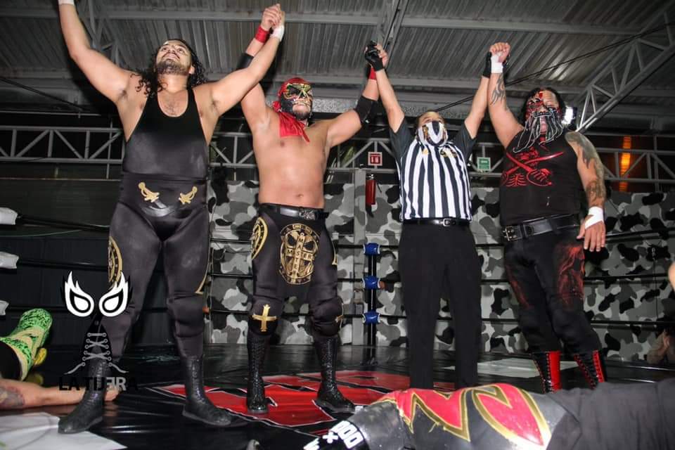 LaTijeraLucha's tweet photo. En lucha estelar de grandes ídolos #DojoWR,el triunfo d manera polémica es para el mejor luchador del mundo al sacar el colmillo largo y retorcido #PirataMorgan y faulear a @guaposhock,quien salvaba a sus compañeros #HijodeFishman y el #NietodeLizmark de la #MasterLlave
#latijera https://t.co/6ZYjHCiEQD