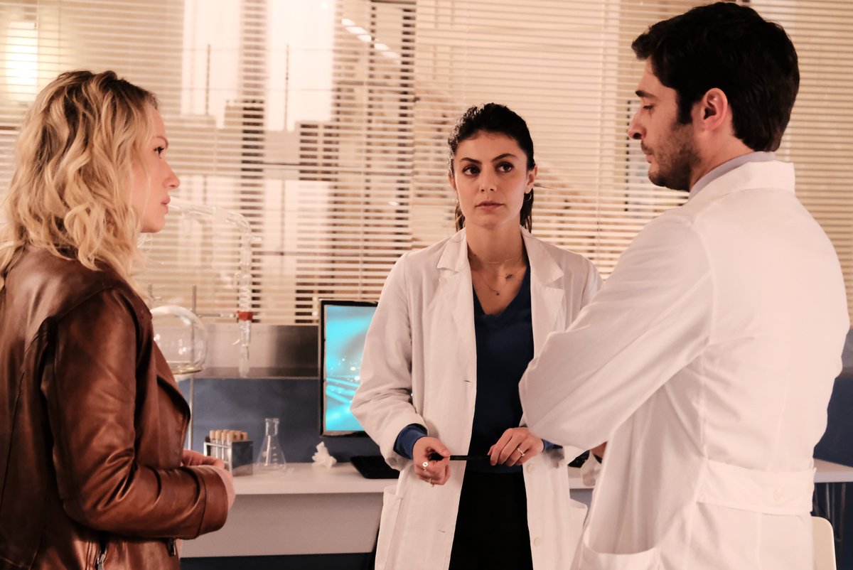 IngegnerCarla's tweet photo. #TrioDelleMeraviglie ❤️ #FotoBackStage #32
#AliceSilviaeCC #TrioInIstituto
#MastronardiEGuancialeInCamice #ComeLoGuarda #Mediciillegali #LaMastalliAVolteSembraDaenerys
#LeiLuiELAmicaStoricaCheAvevaCapitoTuttoIlloTempore #Questi3FannoVenireVogliaDiVignette
#lallieva3 Foto P.Bruni https://t.co/aZGuc977Z0