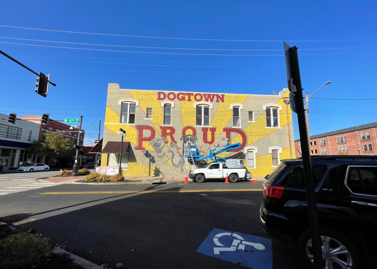 ExploreNLR's tweet photo. The new #DogtownProud mural by Kevin Kresse is coming along quickly! Watch the progress at 4th & Main Streets, across from Argenta Drug Store. #exploreNLR @argentaartsdist https://t.co/N1jSxCKizO