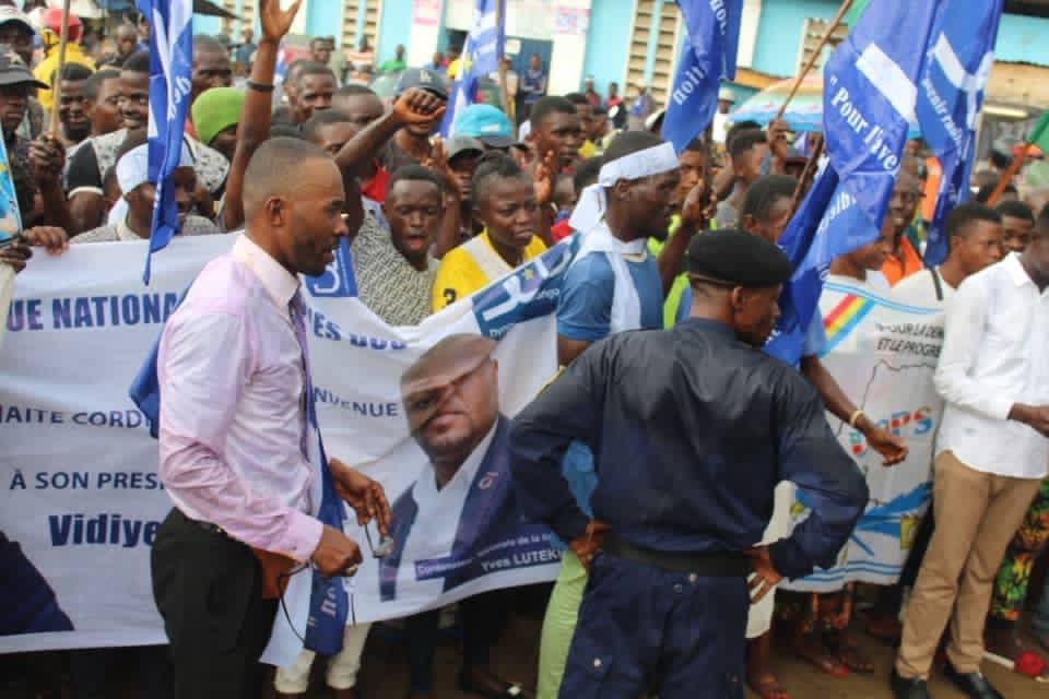 VidiyeTshimanga's tweet photo. Étape 2: vendredi 13/11/2020 départ de Moanda et accueil chaleureux à Boma.Sous une pluie de bénédictions, des militants déterminés à honorer la délégation venue de Kinshasa via Moanda.  
Comité Boma : opération réussie. 🙏🏾🙏🏾 Un Peuple, Une Nation. https://t.co/IC20r3B5BO