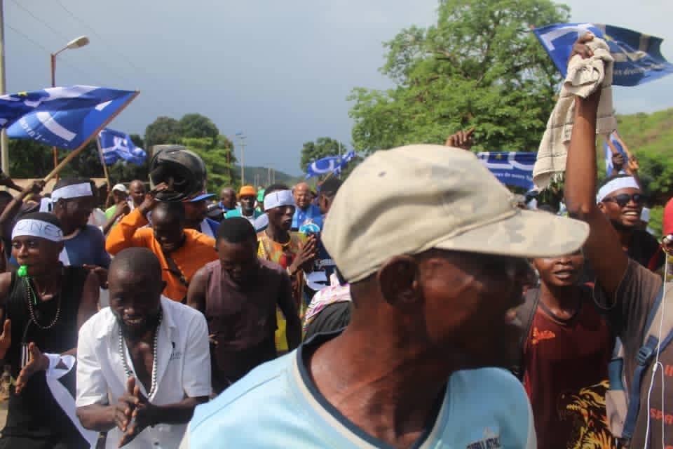 VidiyeTshimanga's tweet photo. Étape 2: vendredi 13/11/2020 départ de Moanda et accueil chaleureux à Boma.Sous une pluie de bénédictions, des militants déterminés à honorer la délégation venue de Kinshasa via Moanda.  
Comité Boma : opération réussie. 🙏🏾🙏🏾 Un Peuple, Une Nation. https://t.co/IC20r3B5BO