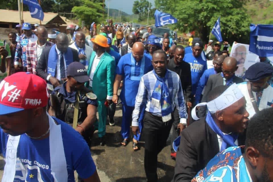 VidiyeTshimanga's tweet photo. Étape 2: vendredi 13/11/2020 départ de Moanda et accueil chaleureux à Boma.Sous une pluie de bénédictions, des militants déterminés à honorer la délégation venue de Kinshasa via Moanda.  
Comité Boma : opération réussie. 🙏🏾🙏🏾 Un Peuple, Une Nation. https://t.co/IC20r3B5BO