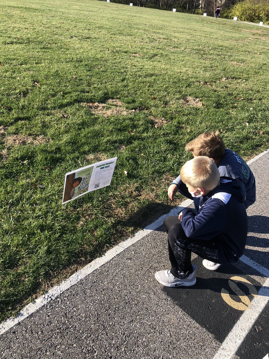 olivia_smith_k's tweet photo. We loved the book walk today! 📚☀️ @Henderson_LC https://t.co/LL9GFQcRYd