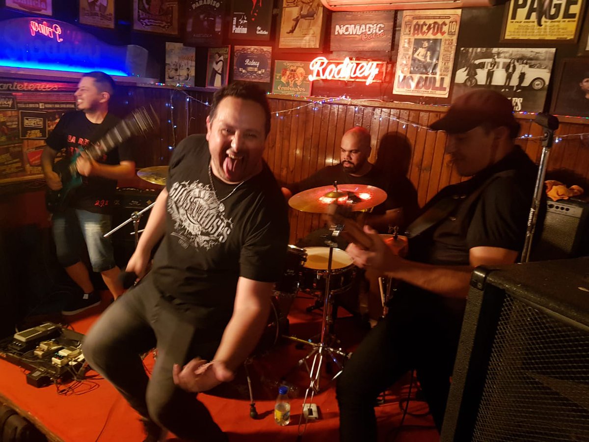 lucnah's tweet photo. Foto del martes con la banda volviendo a los shows en vivo!!y cumpliendo con la tarea del curso #idesup https://t.co/HVEwsSU76w