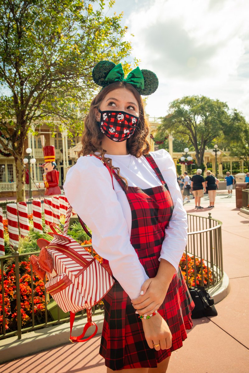 WaltDisneyWorld's tweet photo. From merry decorations to guests dressed in holiday-inspired outfits, the spirit of the season is in the air around Magic Kingdom Park! 🎄 #DisneyHolidayMoments #DisneyMagicMoments ✨ https://t.co/RSEJPzCkzb