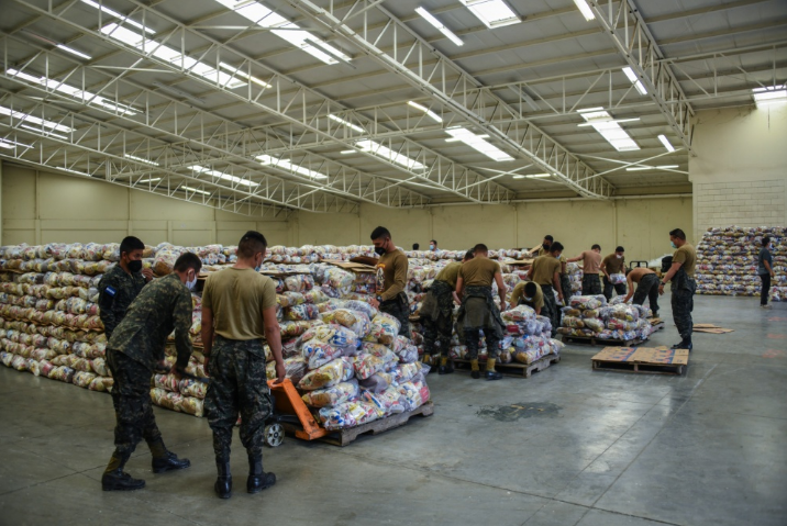 jtfbravo's tweet photo. Honduran and @USArmy #Soldiers transport life-saving supplies to assist those affected by #HurricaneEta in #SanPedroSula. #JTFBravo is trained and prepared to support U.S. foreign disaster assistance efforts within Central America as it has for almost 40 years. @Southcom https://t.co/VfXe3g8J7P