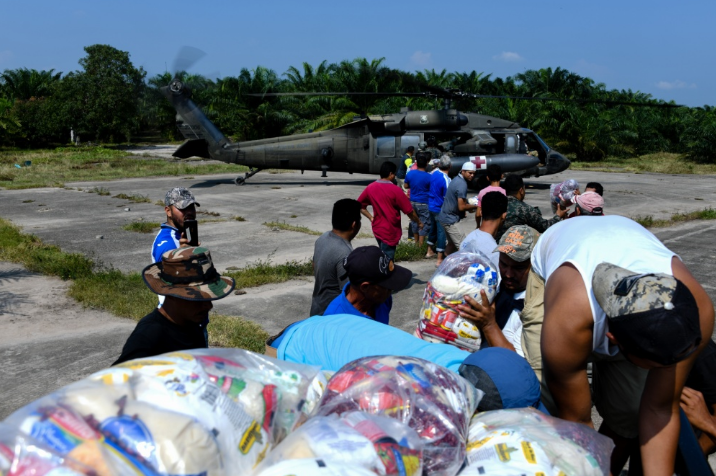 jtfbravo's tweet photo. Honduran and @USArmy #Soldiers transport life-saving supplies to assist those affected by #HurricaneEta in #SanPedroSula. #JTFBravo is trained and prepared to support U.S. foreign disaster assistance efforts within Central America as it has for almost 40 years. @Southcom https://t.co/VfXe3g8J7P