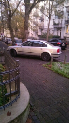 DasMussWeg's tweet photo. Wieder ein #Falschparker in #Wiesbaden in Eckernfördestraße: #WegDa! Lieber fit laufen, als dumm Stehen. Ich musste wieder wegen solchen Deppen ne Menge an schwere Sachen bis daheim schleppen. Wo ist den hier mal die Kontrollen die Verwaltung unternimmt auch nichts 13.11.2020 https://t.co/vQlqFfHCeZ