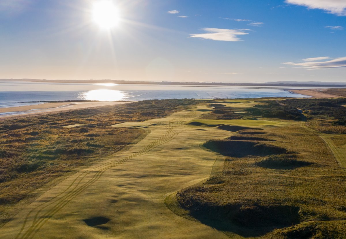 Foxy.Along with the First  @RLGCHoylake, one of the finest bunkerless par 4s in Britain.The green is perched on last of a series of ridges, only ~5-7 foot high. Approach from the left or you'll struggle to hold this magnificent green.