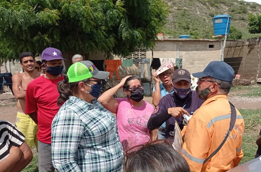 MairaRojasPSUV's tweet photo. #ComunicaciónDigitalPorLaVerdad
#13Nov Inspeccionamos junto a #Fundasel y @PCADLARAOFICIAL las comunidades del sector Las Clavellinas del Macrosector El Jebe, afectado por las fuertes precipitaciones de la noche de este jueves https://t.co/apMgyFH0ye