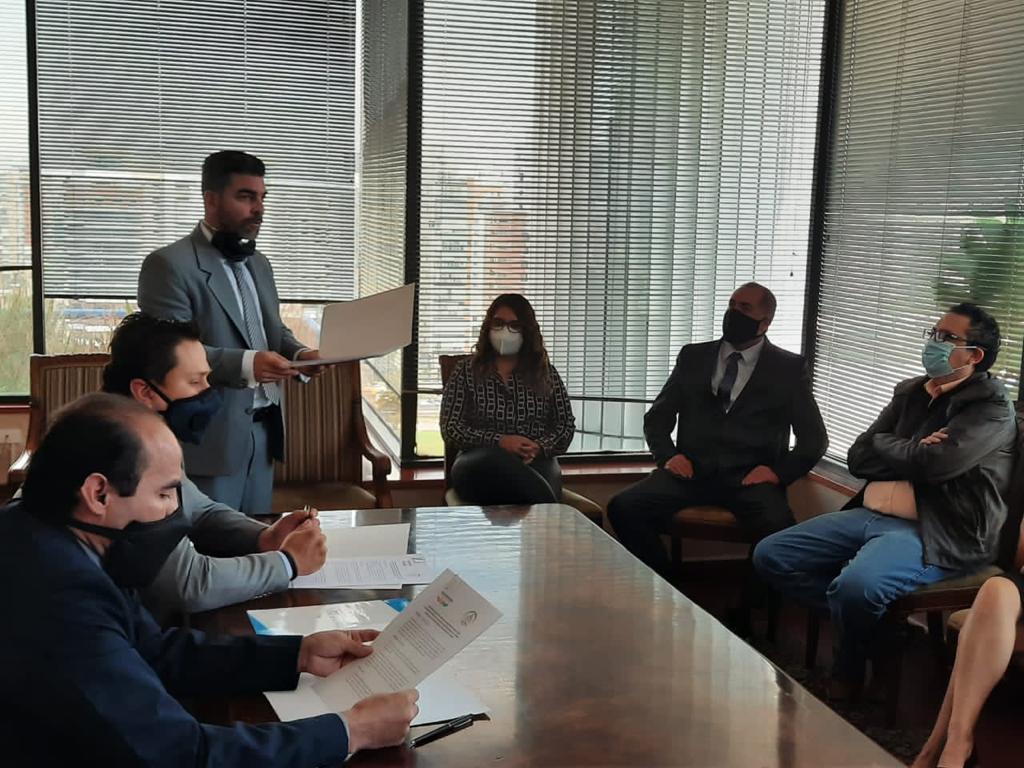 EcuadorSst's tweet photo. #observatoriosst | Hoy se firmó importante convenio entre el Concejo Nacional de Observatorios Ciudadanos del Ecuador @cnoceEc y la Universidad Metropolitana @umet_edu para temas de capacitación y asesoría legal para todos los Observatorios Ciudadanos reconocidos por el CPCCS. https://t.co/Voe0NzPP2l