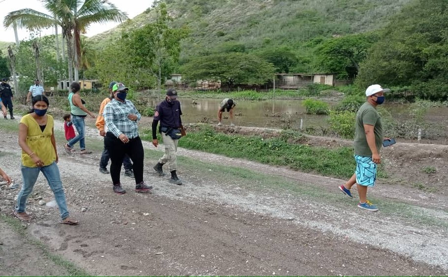 MairaRojasPSUV's tweet photo. #ComunicaciónDigitalPorLaVerdad
#13Nov Inspeccionamos junto a #Fundasel y @PCADLARAOFICIAL las comunidades del sector Las Clavellinas del Macrosector El Jebe, afectado por las fuertes precipitaciones de la noche de este jueves https://t.co/apMgyFH0ye
