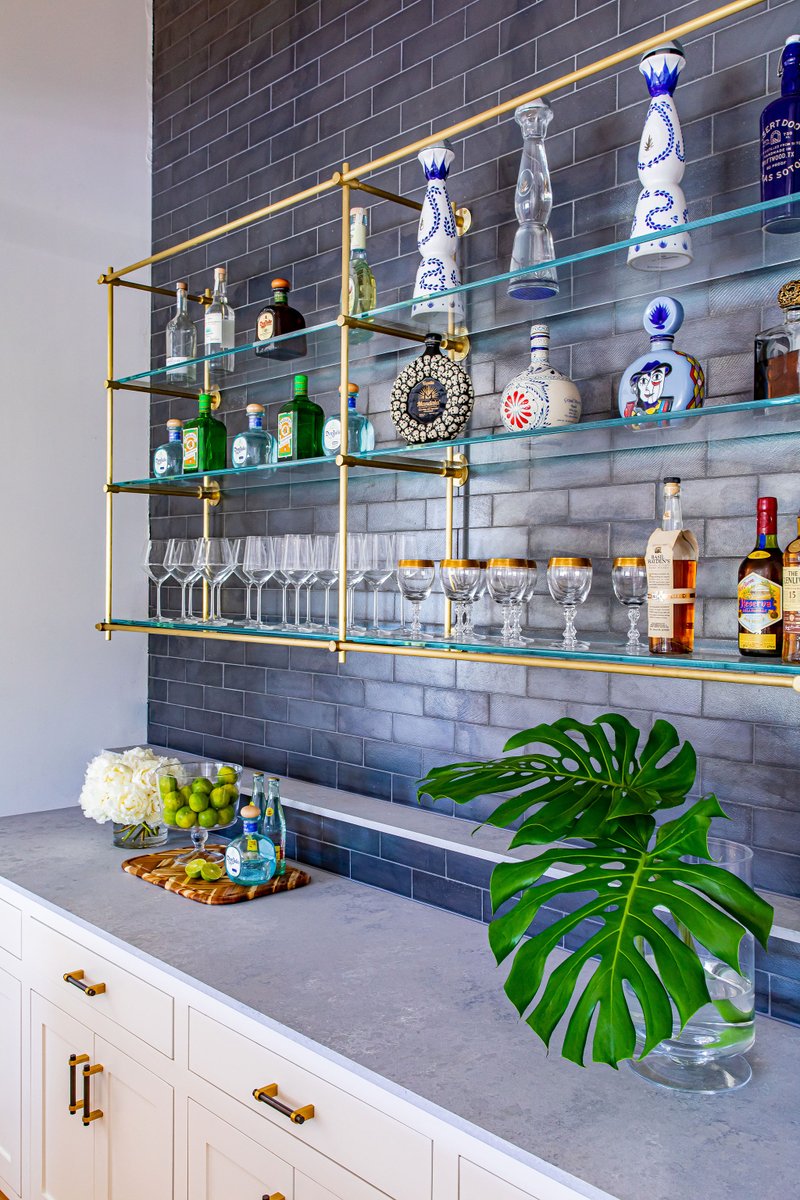 CustomRobert's tweet image. Mixology 101🍸 A base of graphite gray, a touch of glass and a splash of brass make for a delicious bar! *Garnish with a spritz of lime* • Built by @CustomRobert • Interior Design by Lindley Arthur Interiors #RECH #robertelliottcustomhomes #robertelliotthomes #longcovetx