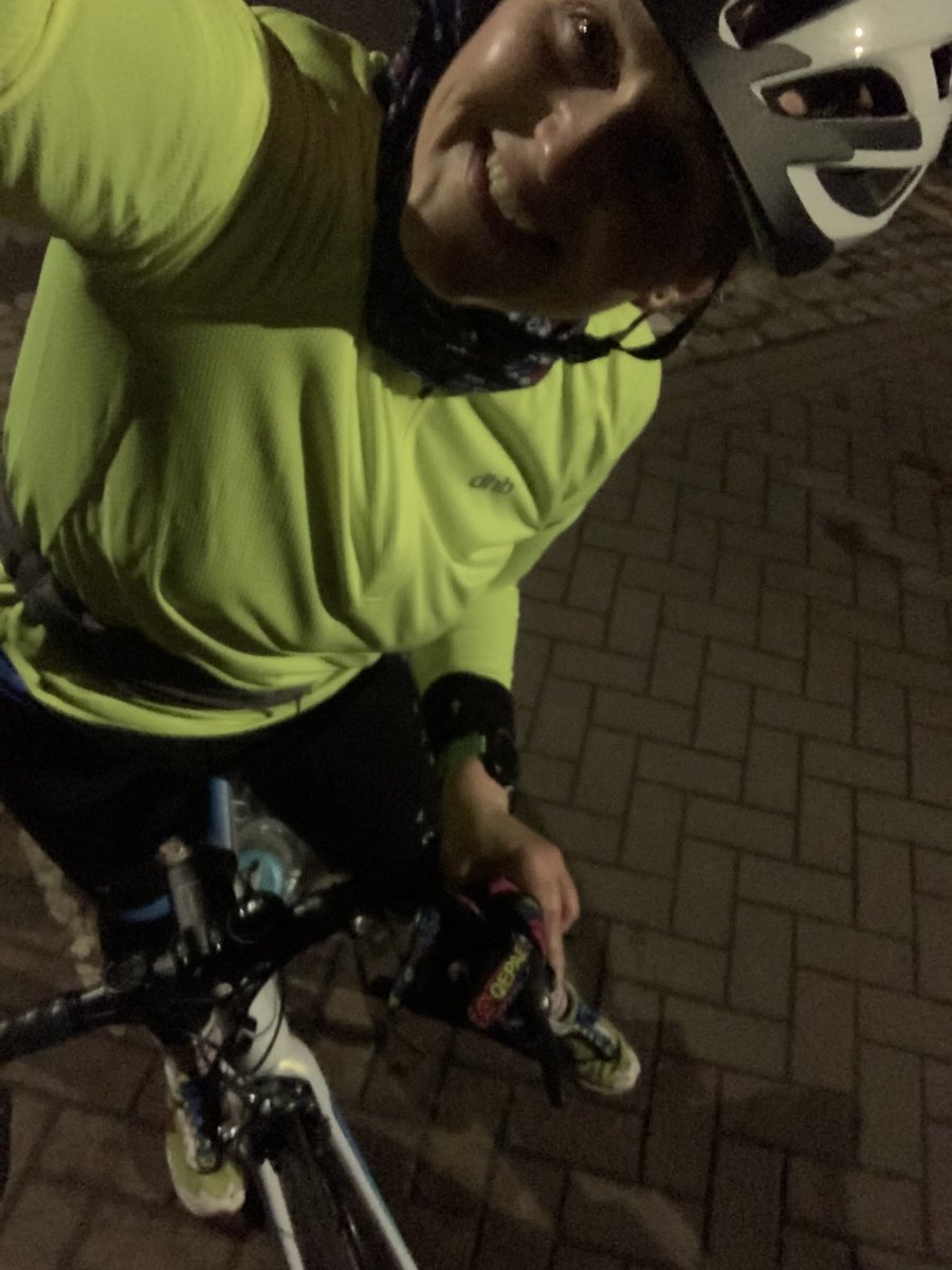 EmmaPresenterVO's tweet photo. Nighttime ride. Not digging the outfit but, y’know. As needs must. 😄 #cycling #hiviz #reflectiveeverything https://t.co/4ti5N5EGXJ