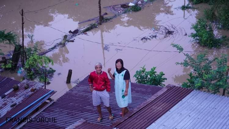 ABSCBNNews's tweet photo. TINGNAN: Sa bubong na nagpalipas ng gabi ang maraming residente sa Iraga, Solana sa Cagayan dahil lubog pa rin sa baha ang kanilang bahay.

Mas pinili na lang umano ng mga ito na doon manatili para mabantayan din ang kanilang ari-arian. | (Kuha ni Francis Jorque) via Harris Julio https://t.co/4Uf4FCfMG2