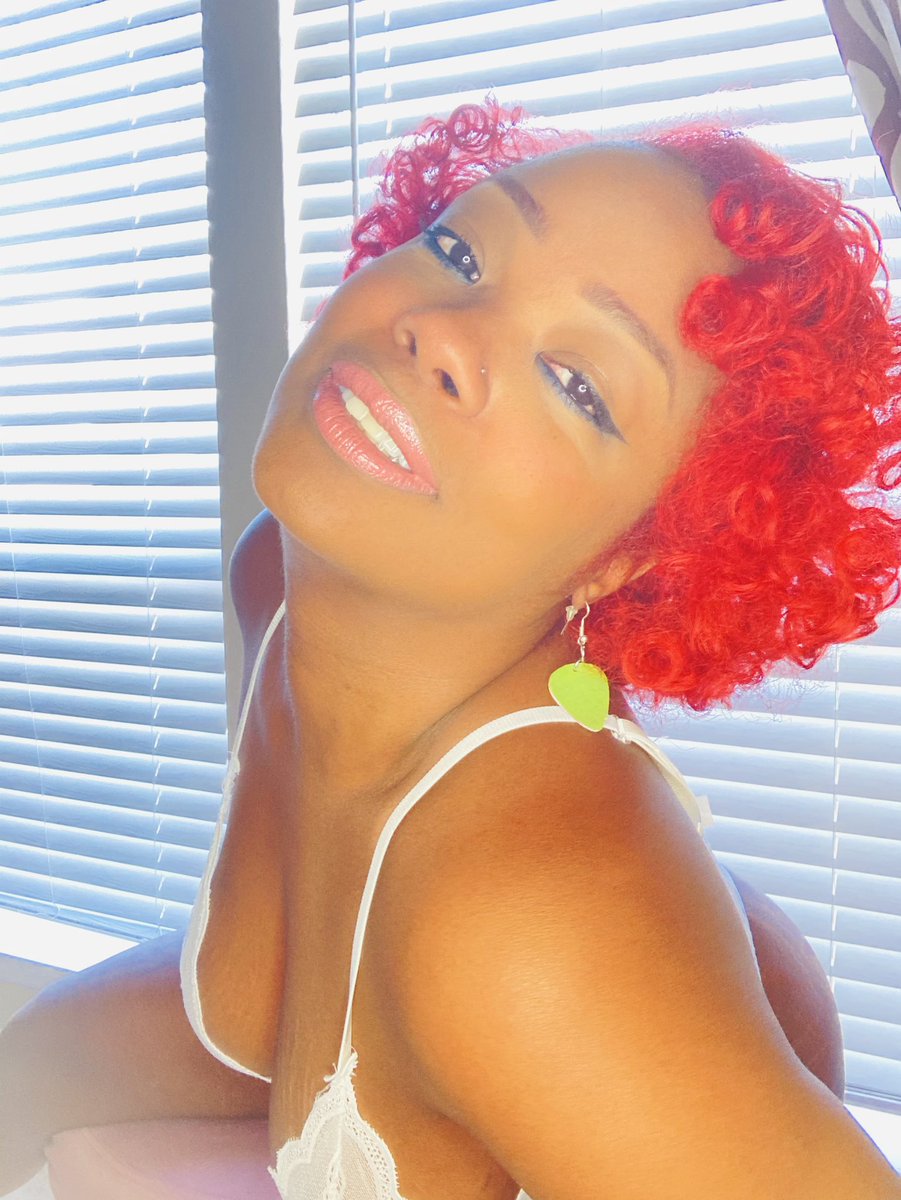 PinUpCaramel's tweet photo. Red hair don’t care 💋💄 https://t.co/3Ut5St08iU