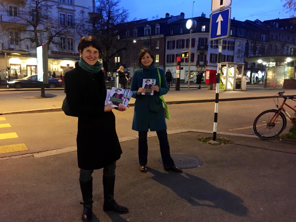 fteuscher's tweet photo. Schön, heute von grüner Prominenz beim Flyer verteilen auf dem Breitschplatz begleitet worden zu sein. Danke, liebe @RegulaRytz, für deine Unterstützung bei meiner Wiederwahl am 29.11 💪🏼💚
#teamteuscher #teuscherbewegt #wahlbern2020 @GruenesBuendnis @GrueneCH @gruenebern https://t.co/AIjtbzwCmT