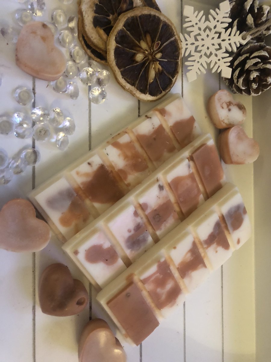 SharonaSparkles's tweet photo. Spent the evening making some amazing #Waxmelts go take a look at @EvanScent_  #mrshinch #marshmallow #Chocchipcookie 😍 https://t.co/t7HmVHwjsH