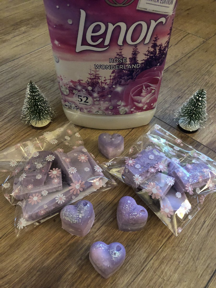 SharonaSparkles's tweet photo. Spent the evening making some amazing #Waxmelts go take a look at @EvanScent_  #mrshinch #marshmallow #Chocchipcookie 😍 https://t.co/t7HmVHwjsH