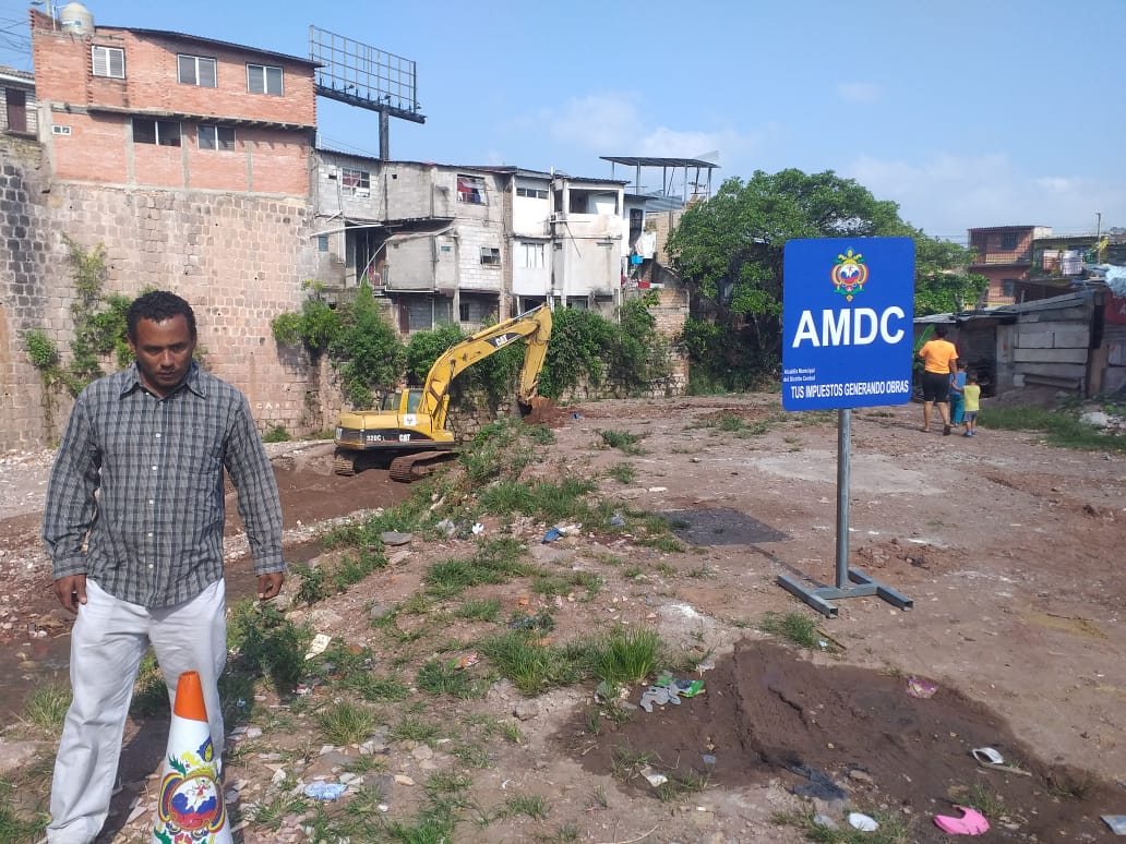 #OperativosDeLimpiezayDragados #AtenciónaEmergencias #Línea100
Trabajos preventivos de limpieza, dragado y canalización realiza este viernes la Alcaldía Municipal del Distrito Central (AMDC) en el cauce de la quebrada La Orejona, a la... 

Ver más en: facebook.com/42157401132221…