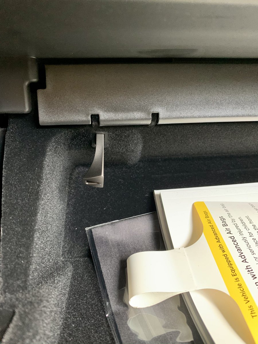 IanpmMcclure's tweet image. Tesla Model 3 2021 refresh
If you are looking for the USB 64GB flash drive stick it is located in the glove box not the center consul. @HyperChangeTV @Teslarati @InsideEVs @i1Tesla @ElectrekCo #TeslaModel3Refresh #Model3Refresh #Tesla