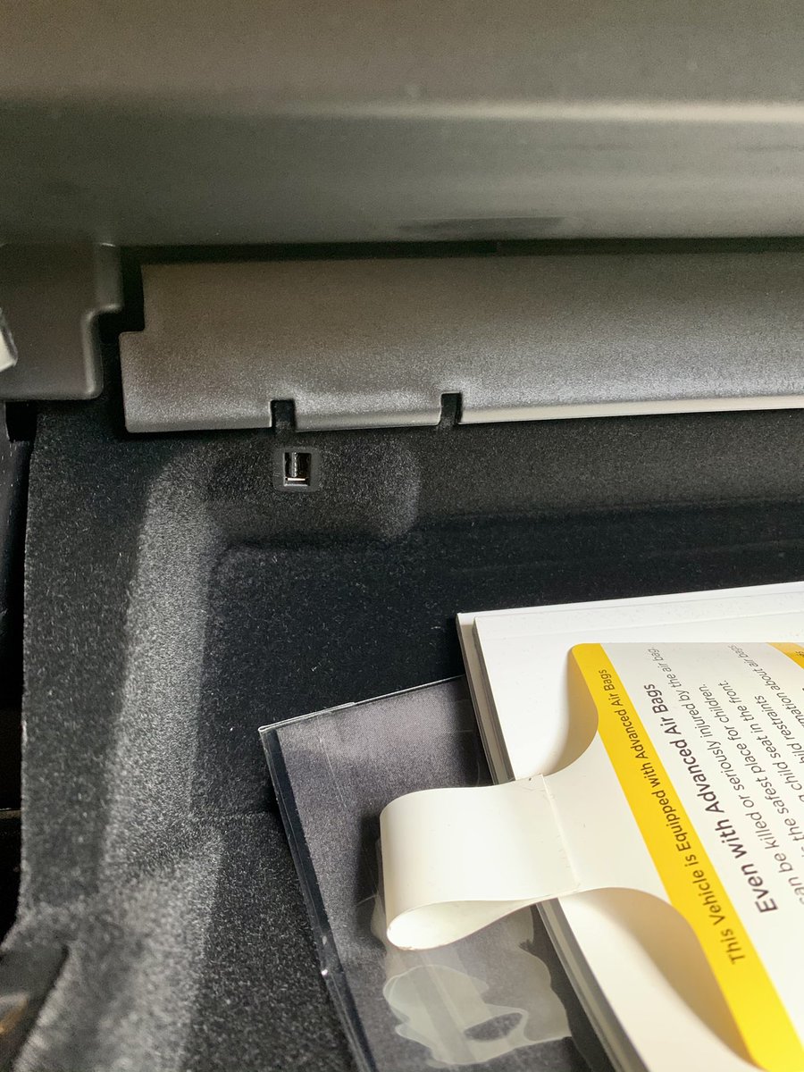 IanpmMcclure's tweet image. Tesla Model 3 2021 refresh
If you are looking for the USB 64GB flash drive stick it is located in the glove box not the center consul. @HyperChangeTV @Teslarati @InsideEVs @i1Tesla @ElectrekCo #TeslaModel3Refresh #Model3Refresh #Tesla