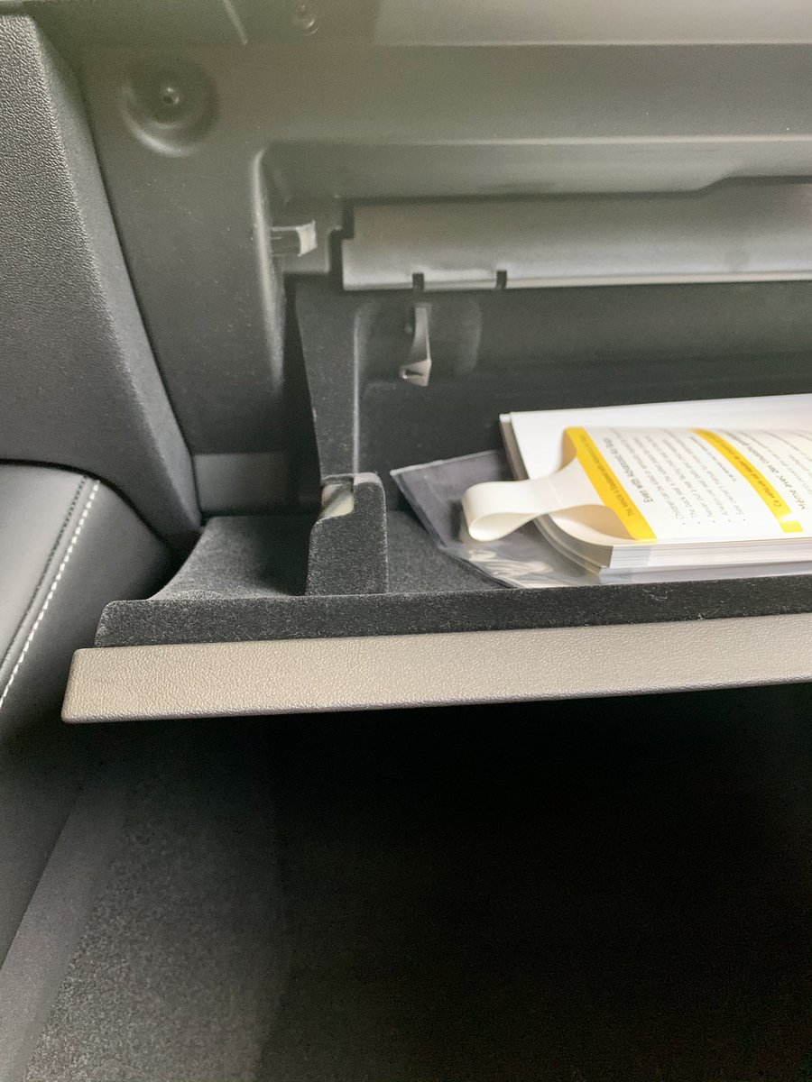 IanpmMcclure's tweet image. Tesla Model 3 2021 refresh
If you are looking for the USB 64GB flash drive stick it is located in the glove box not the center consul. @HyperChangeTV @Teslarati @InsideEVs @i1Tesla @ElectrekCo #TeslaModel3Refresh #Model3Refresh #Tesla