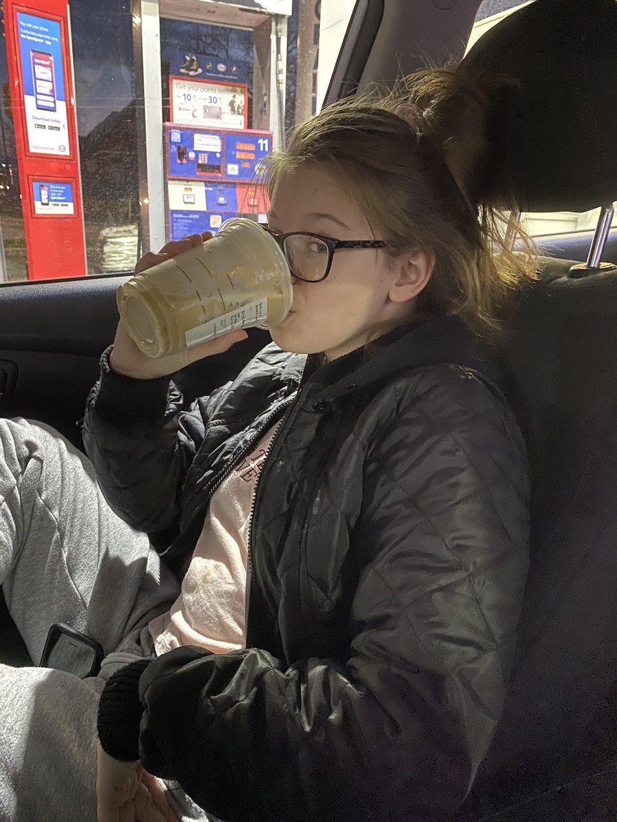 jenny_neufeld's tweet photo. i also treated my siblings to some Starbucks today! #siblingslove #UWinCOMP2097 #UWindsor #WorldKindnessDay https://t.co/zPCcYgRmqx
