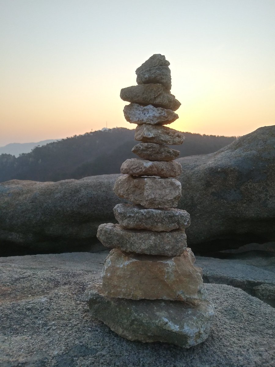 이른 아침에 일어나 뒷산(호암산)에 올라 관악산으로 떠오르는 일출 감상.. 일출 감상하며 돌탑을 12층 까지 쌓았네요~ 

산 정상에서 마시는 따뜻한 밀크커피 한잔은 최고~~