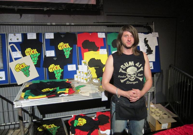 Sum41_TNS's tweet photo. 5 years have passed, but we will never forget the people who lost their lives at the horrible events in Paris. Among them was Nick Alexander, ”Handsome Nick”, @Sum41’s merch guy. He was one of the nicest persons, and is truly missed by the #Sum41Family. https://t.co/3sQCXFQis2