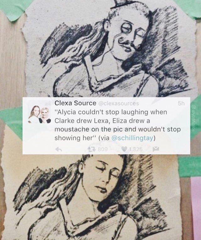 Multi_Fandom_s's tweet photo. Alycia ne pouvait pas s’arrêter de rire quand Clarke a dessiné Lexa, Eliza a dessiné une moustache sur la photo et n’a pas cessé de lui montrer.

#Lexa
#ClarkeGriffin 
#Clexa
#The100 https://t.co/Tws0Q0QViB