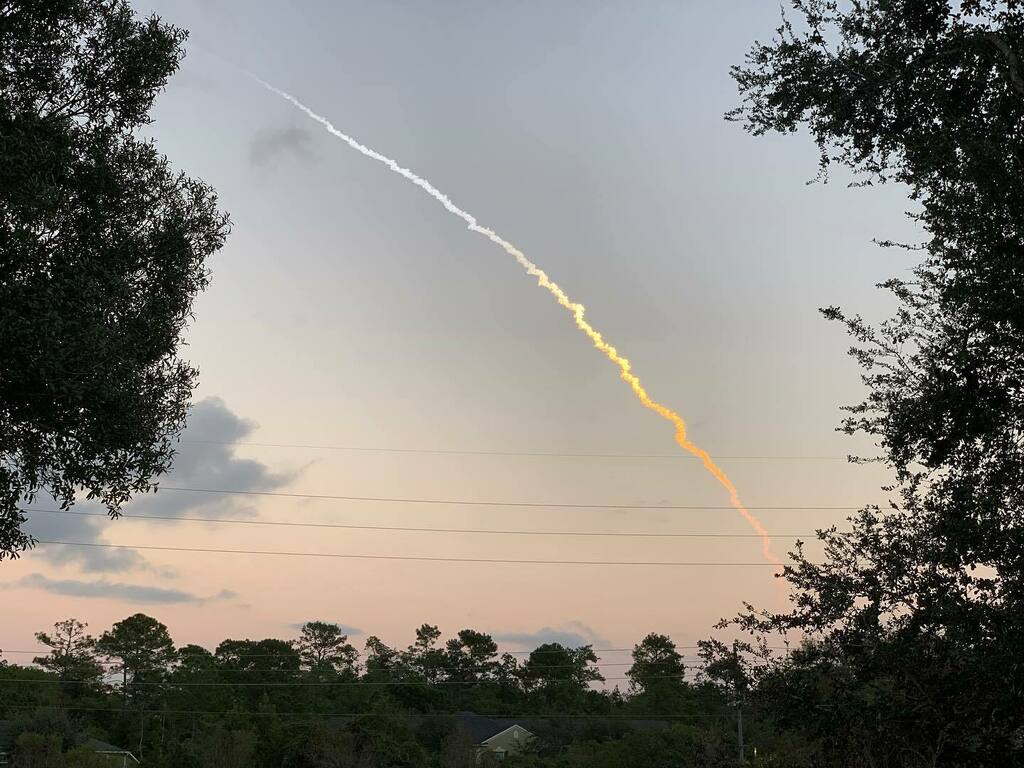 Just sitting on the back porch enjoying a happy hour and happened to catch a rocket launch. 🚀 #pureflorida instagr.am/p/CHjEXvOBD1D/