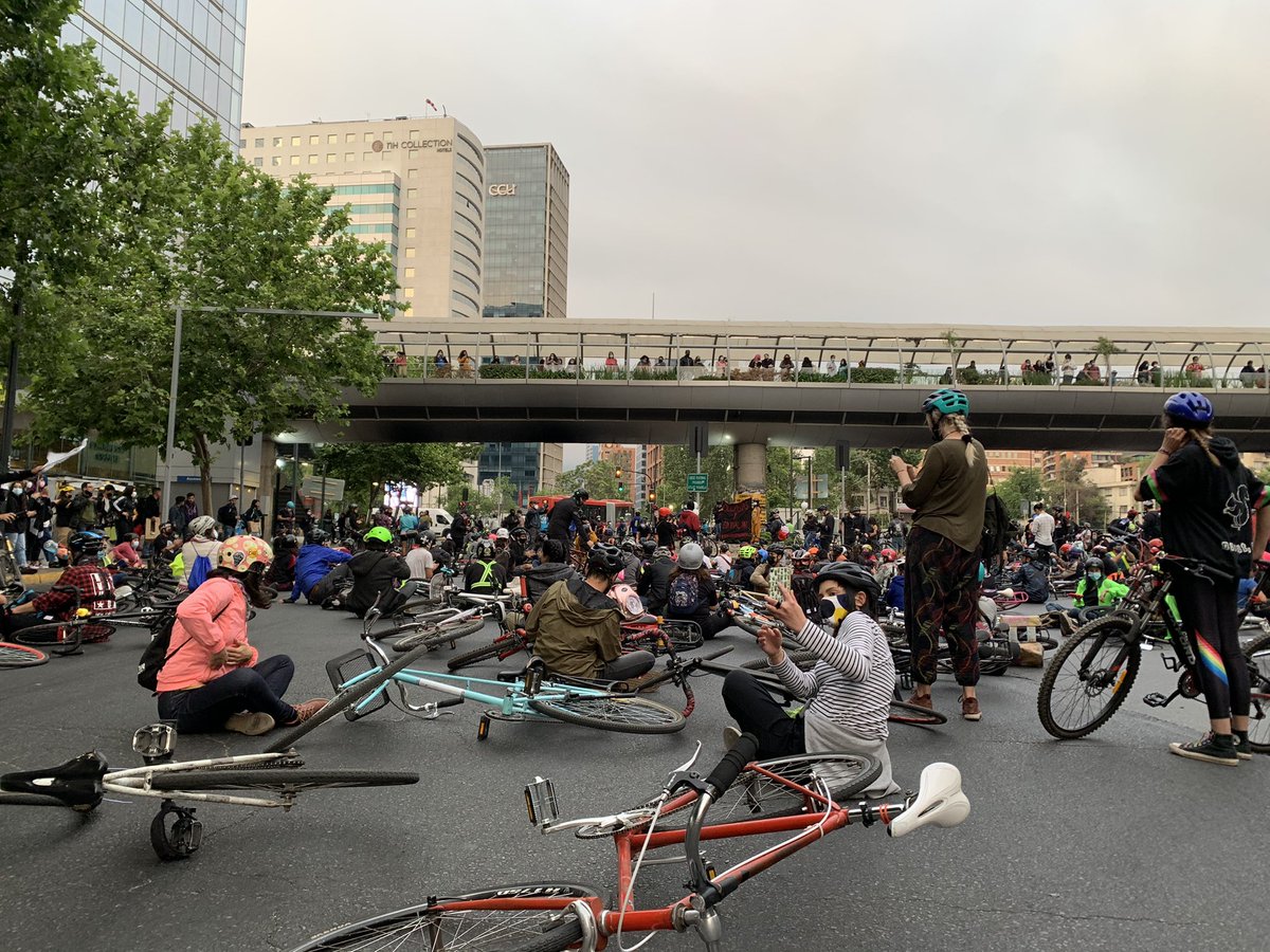 BICITIZEN's tweet photo. Av Nueva Providencia con Holanda #nomasciclistasmuertxs #FueraHutt https://t.co/ISM09E01KH
