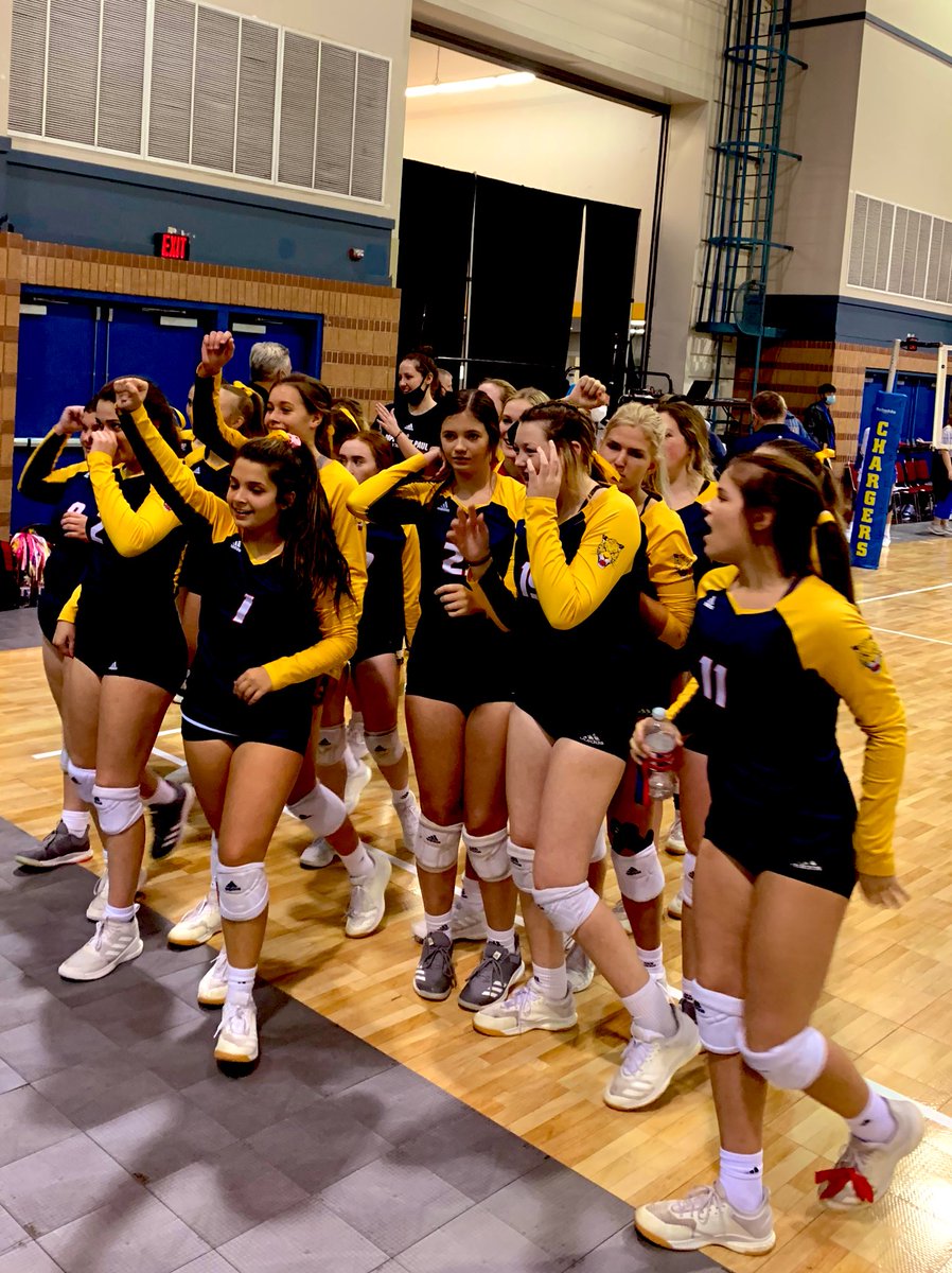 pjpvbfans's tweet photo. HARTMANN SEALS THE DEAL WITH A 🔥🙌BLOCK🙌🔥
Lady Jags with another 🧹🧹🧹 over John Curtis 
25-22, 25-21, 25-17 
⤴️headed to the FINAL 
📍Pontchartrain Center 
⏰ 11:30
#roadtostate #pjpvolleyabll https://t.co/OTySDTYh47