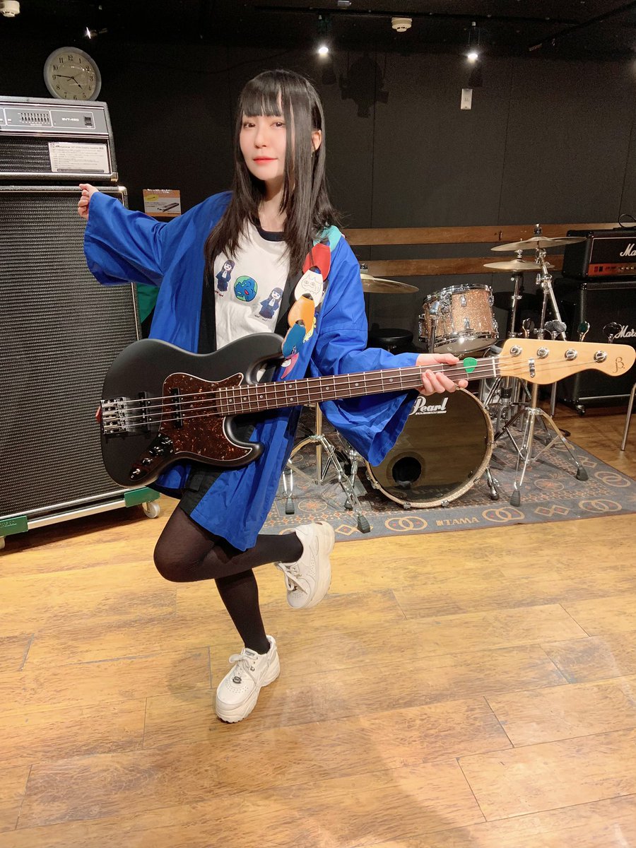 ota__ayaka's tweet photo. おはよう☀

昨日は21日のライブに向けて太田家リハでした！
アルバム発売について、取材も受けて参りました！！！

さっそくNewベース、ばりばり使っております！！！

#blacksmoker
#betaj4
#太田家　#愛読書 https://t.co/ovwSo5Z3s8
