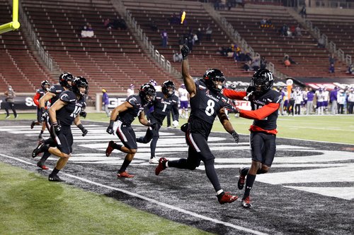 ESPNInsights's tweet photo. Cincinnati has scored at least 28 points in the first half of consecutive games for the first time since 2009. 

That season, Cincinnati reached the Sugar Bowl (lost to Florida). https://t.co/5YKpYpsP1W