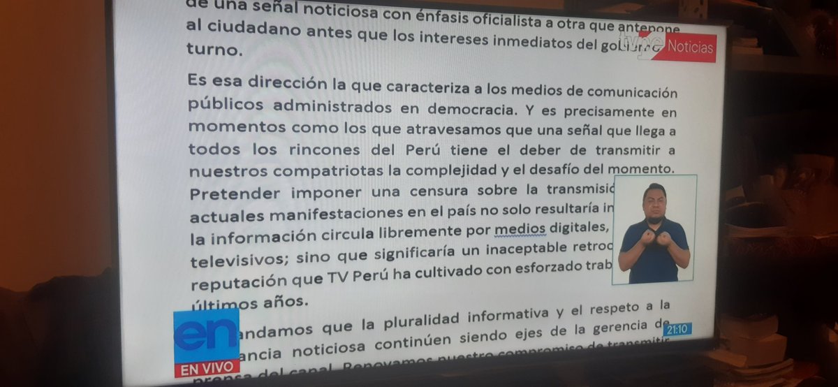 _carlosrenteria's tweet photo. Los conductores de TV Perú Noticias han leído este comunicado oponiéndose a la censura planteada desde el Gobierno. Fue un momento emocionante que creo no ha ocurrido antes. Bravo https://t.co/vQ0F4eDcsV