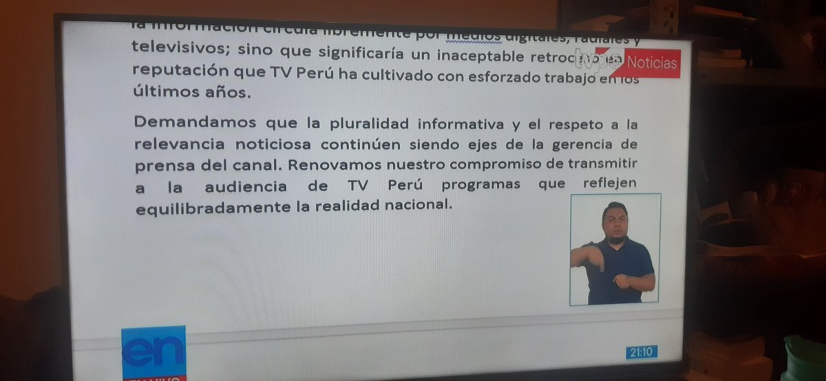 _carlosrenteria's tweet photo. Los conductores de TV Perú Noticias han leído este comunicado oponiéndose a la censura planteada desde el Gobierno. Fue un momento emocionante que creo no ha ocurrido antes. Bravo https://t.co/vQ0F4eDcsV