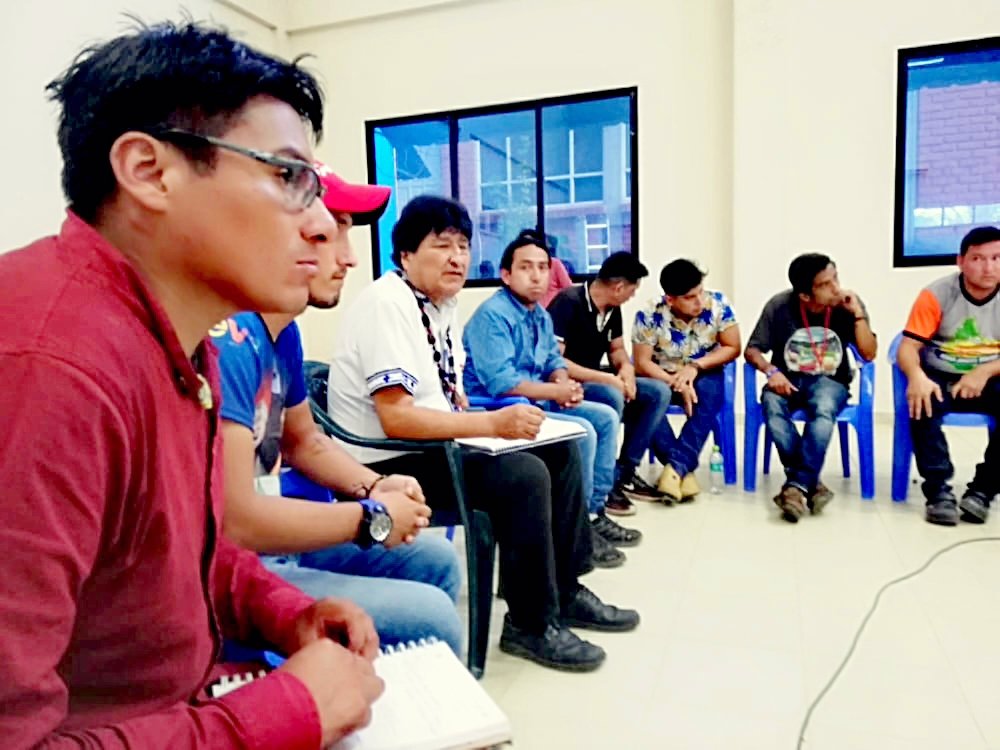 BoJuventudesMAS's tweet photo. La Directiva Nacional de Juventudes del MAS Bolivia y @evoespueblo sostuvieron reunión de coordinación y fortalecimiento. #SomosMillones https://t.co/j3dV9x5Nqp