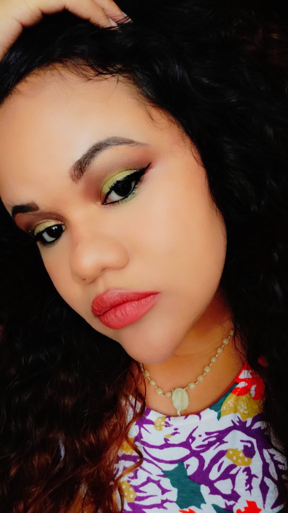 landyk's tweet photo. Haciendo un #Halomakeup para mis amigas πππ
#Makeup #DaleRT https://t.co/edPoO51svM