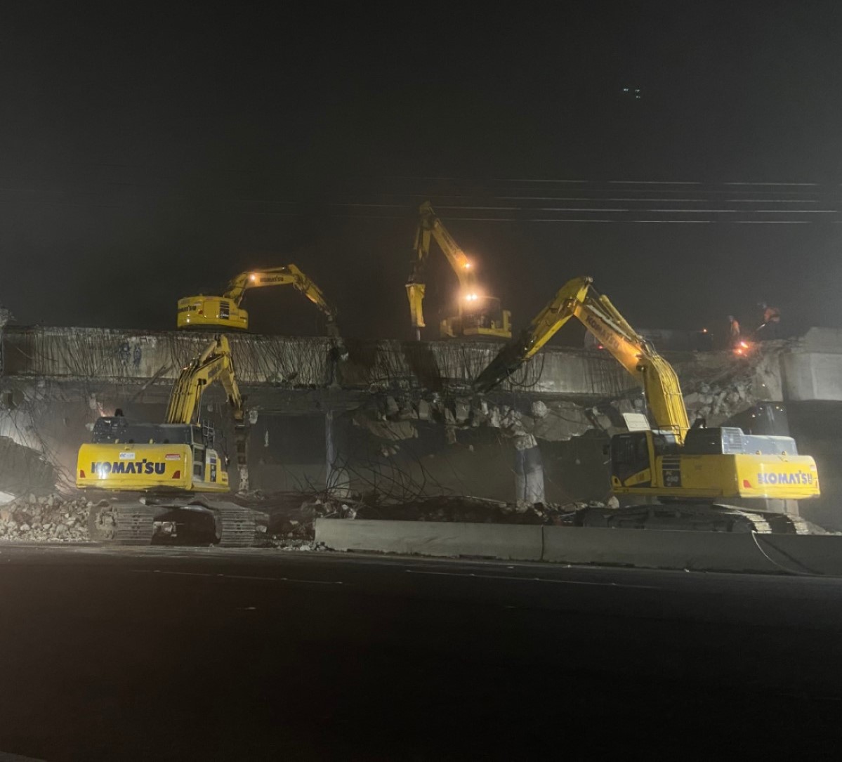 405improvement's tweet photo. The remainder of the Edinger Avenue bridge has been demolished and will be reconstructed in approximately 18 months. Stay tuned to see the developing improvements! #Demolition #Edinger #Construction #OrangeCounty #OC #405Freeway #CaltransOC #405Improvement https://t.co/jaPr5z7XzW